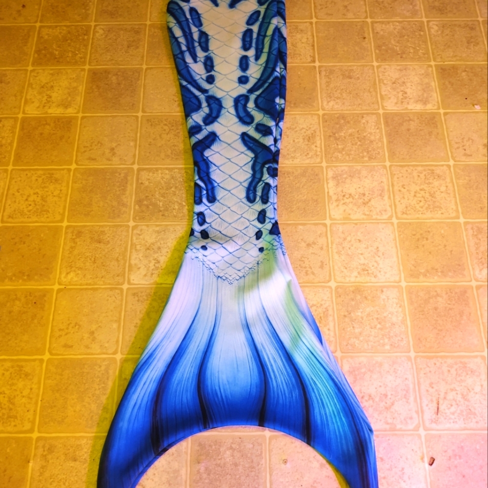 Finfolk discovery tail size small.